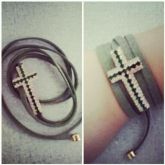 Pulseira Camurcinha com Crucifixo P02