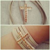 Pulseira Camurcinha com Crucifixo P01